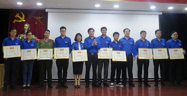 Bí thư T.Ư Đoàn Nguyễn Long Hải trao tặng Bằng khen cho 12 tập thể xuất sắc trong chương trình "Tiếp sức bà con nông dân Quảng Ngãi tiêu thụ dưa hấu" 