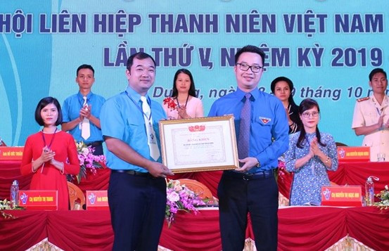 Phó Chủ tịch thường trực T.Ư Hội LHTN Việt Nam Nguyễn Tường Lâm tặng bằng khen cho anh Nguyễn Hồng Sáng - Phó Bí thư Tỉnh đoàn, Chủ tịch Hội LHTN Việt Nam tỉnh Hải Dương. Ảnh: BTC