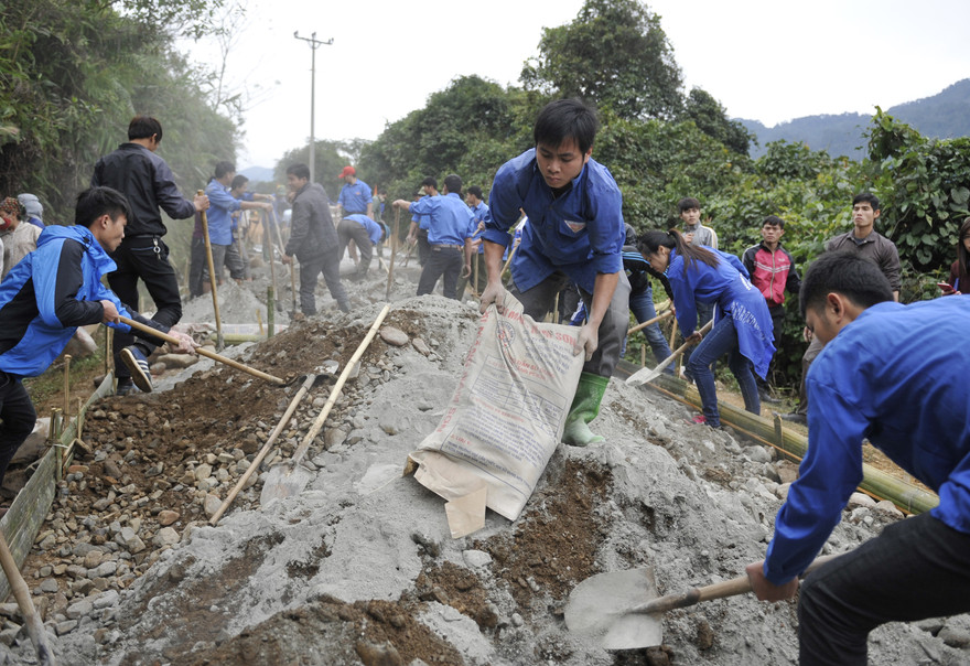 Chung tay xây dựng nông thôn mới, đoàn viên thanh niên đã góp phần cải thiện điều kiện sống tại các bản làng. Ảnh: Xuân Tùng