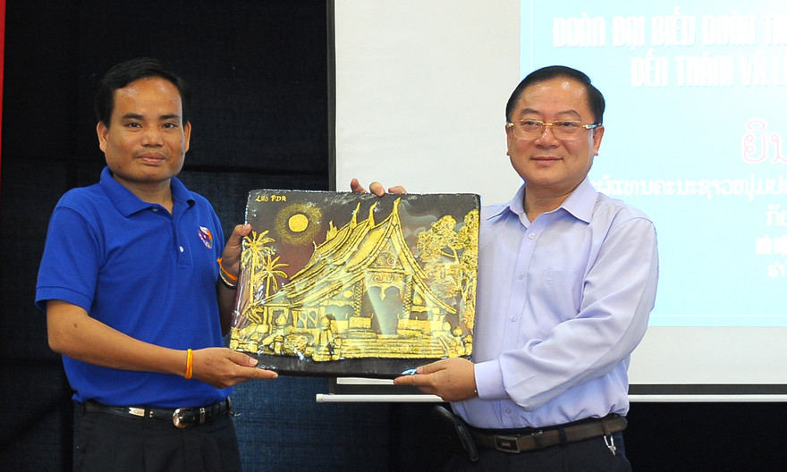 Đoàn thanh niên Lào ấn tượng với Chủ nhật Đỏ báo Tiền Phong