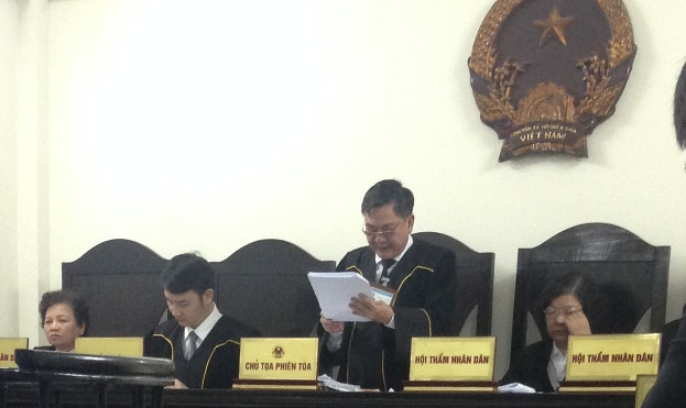 Chủ tọa phiên tòa tuyên án.