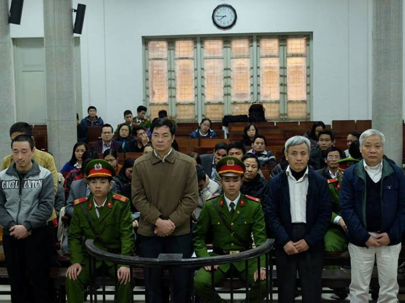 Các bị cáo nghe tòa tuyên án.