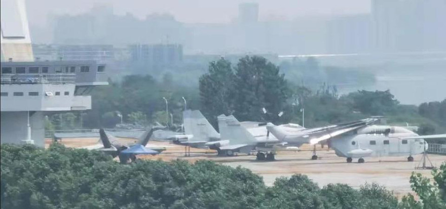 Một chiếc FC-31 trên mô hình tàu sân bay Type 003 ở Vũ Hán.