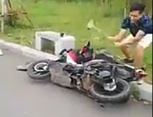 Sau Khá Bảnh lại xuất hiện clip đạp phá xe trên mạng xã hội