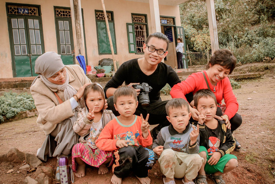 Sinh viên Chu Đức Trung cùng các trẻ em vùng cao