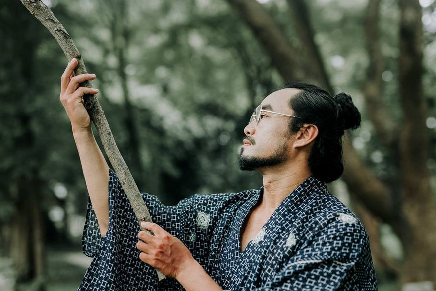 Giáo viên cho sinh viên diễn kịch, hát bài tập về nhà