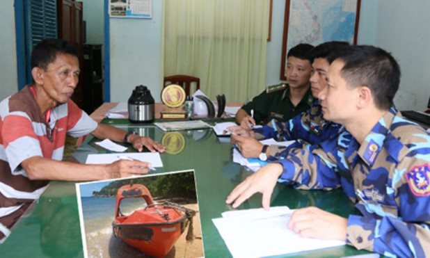 Cảnh sát biển đấu tranh với tên cầm đầu nhóm cướp. Ảnh CSB VN