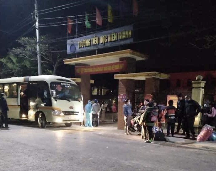 Học sinh lớp 4B tại trường Tiểu học Hiến Thành được đưa đi cách ly trong đêm.