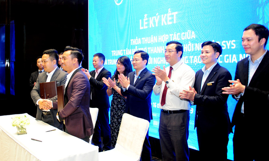 Bí thư thường trực T.Ư Đoàn, Chủ tịch T.Ư Hội LHTN Việt Nam Nguyễn Anh Tuấn và các đại biểu chứng kiến và chúc mừng lễ ký kết giữa các đơn vị