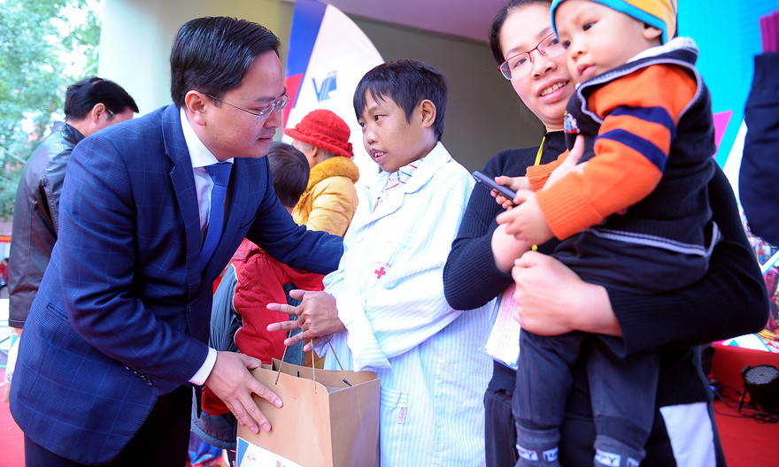 Bí thư thường trực T.Ư Đoàn Nguyễn Anh Tuấn tặng quà cho các bệnh nhi trong chương trình. Ảnh: Xuân Tùng