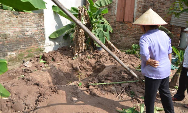 Người dân quan sát nơi chôn cất hai cháu bé.