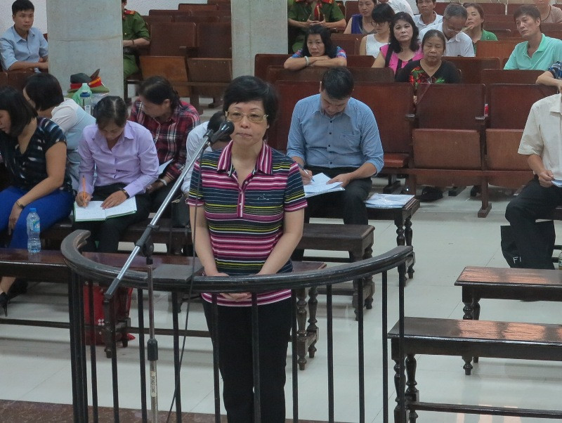 Bị cáo Châu Thị Thu Nga trước vành móng ngựa.