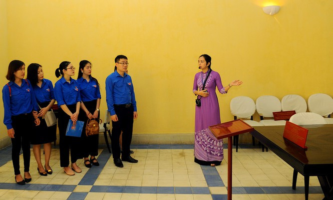 Anh Nguyễn Thái Hà và đoàn viên cơ quan T.Ư Đoàn tham quan địa chỉ đỏ 48 Hàng Ngang