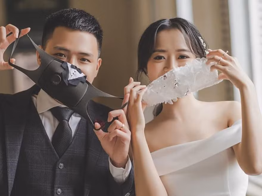 Cô dâu chú rể đeo khẩu trang chụp ảnh cưới trong mùa dịch COVID-19