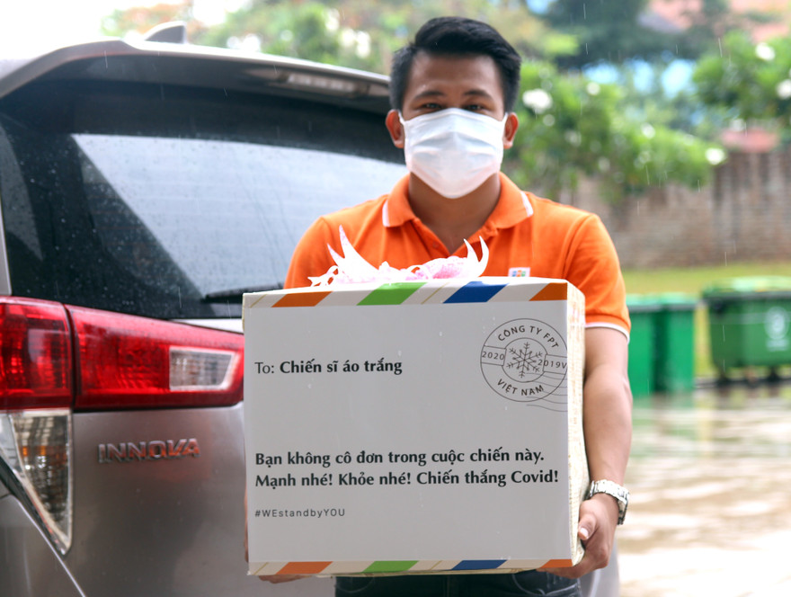 Tặng Đà Nẵng dụng cụ bảo hộ y tế, khẩu trang chống dịch COVID-19