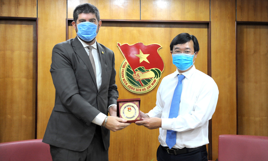 Anh Lê Quốc Phong tặng quà lưu niệm ông Michael Croft tại buổi làm việc