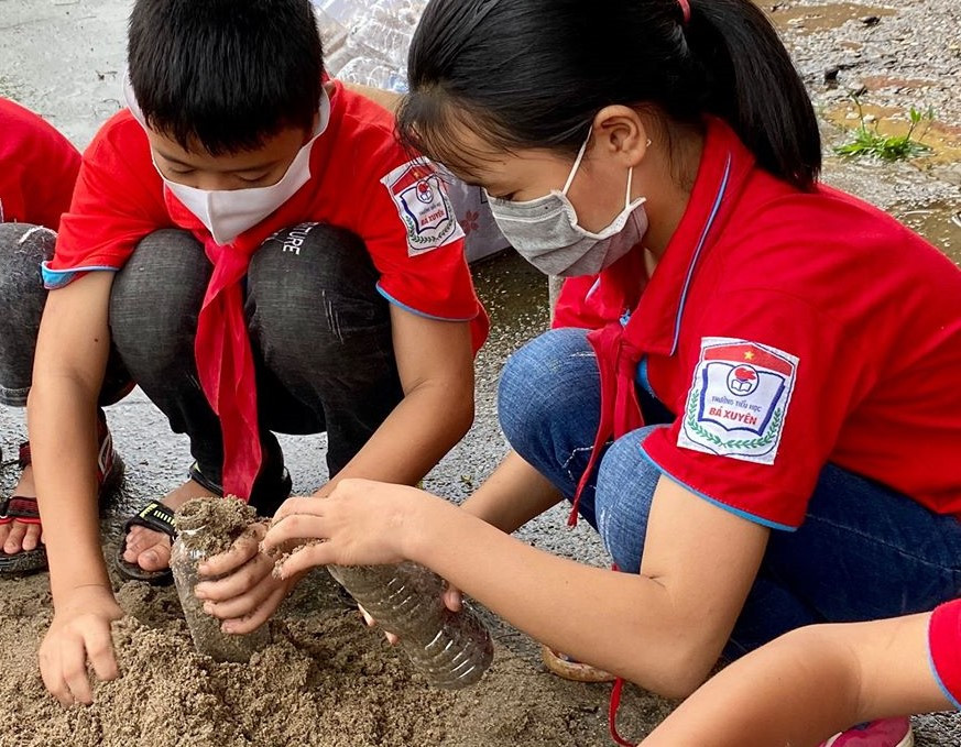 Đong cát vào chai dựng nhà vệ sinh