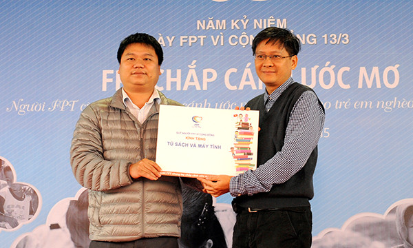 Trao tặng tủ sách và máy tính cho trường THCS Ngọc Lương, Yên Thủy, Hòa Bình.