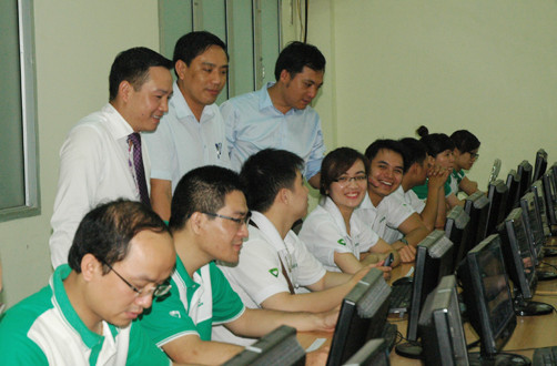 Lãnh đạo Đoàn khối doanh nghiệp T.Ư kiểm tra phần thi của thí sinh ngày 10/6