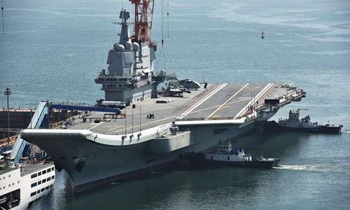 Có thể nhìn thấy vệt lốp đen mờ trên sàn tàu sân bay