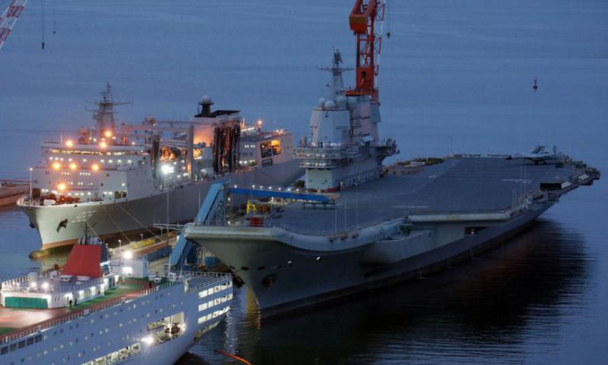 Tàu Type 001A, bên cạnh là tàu hậu cần Hô Luân Hồ