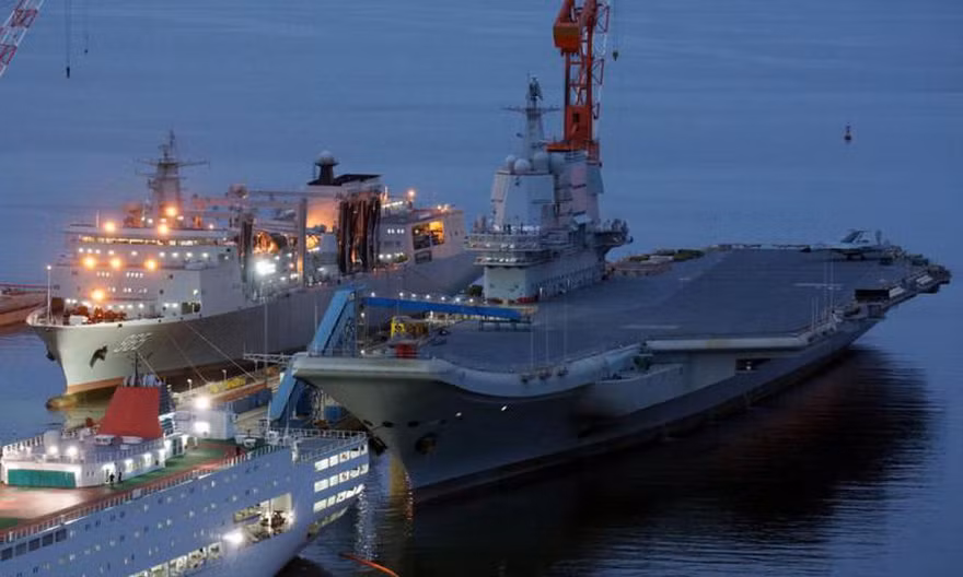 Tàu Type 001A, bên cạnh là tàu hậu cần Hô Luân Hồ