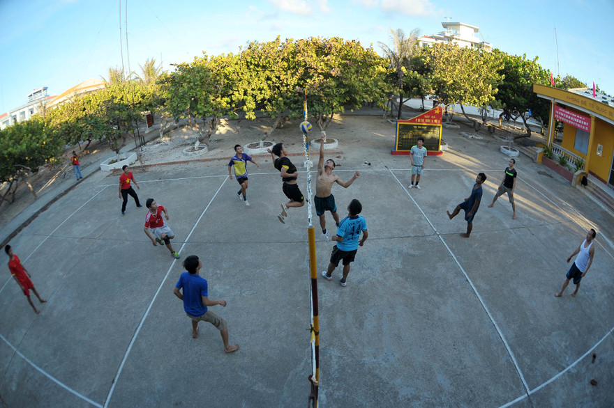 Chơi bóng ở Trường Sa