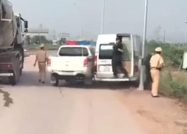 Xe 16 chỗ bỏ chạy bất chấp cảnh sát bám phía sau.