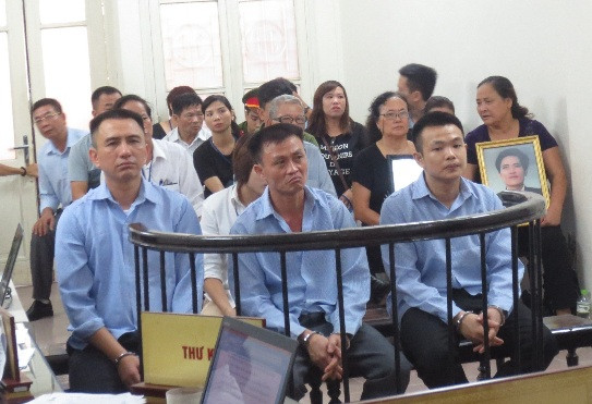 Các bị cáo trước vành móng ngựa.