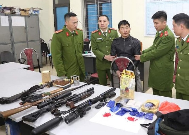 Giàng A Lề cùng số tang vật tại cơ quan công an.