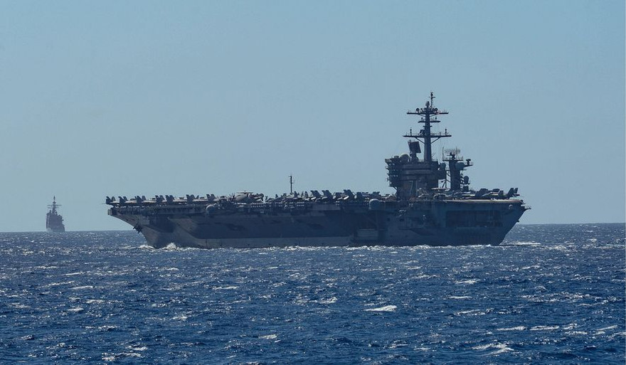 tàu sân bay USS Theodore Roosevelt và tuần dương hạm Bunker Hill trên biển Đông