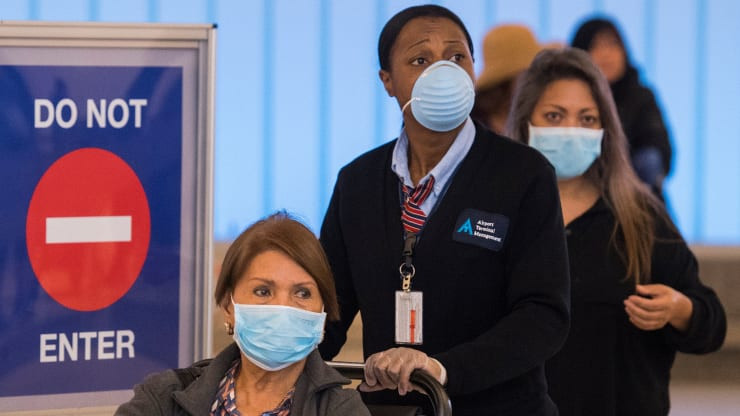 Hành khách đẹo khẩu trang tại sân bay LAX ở Los Angeles, California ngày 5/3. Ảnh: Getty.