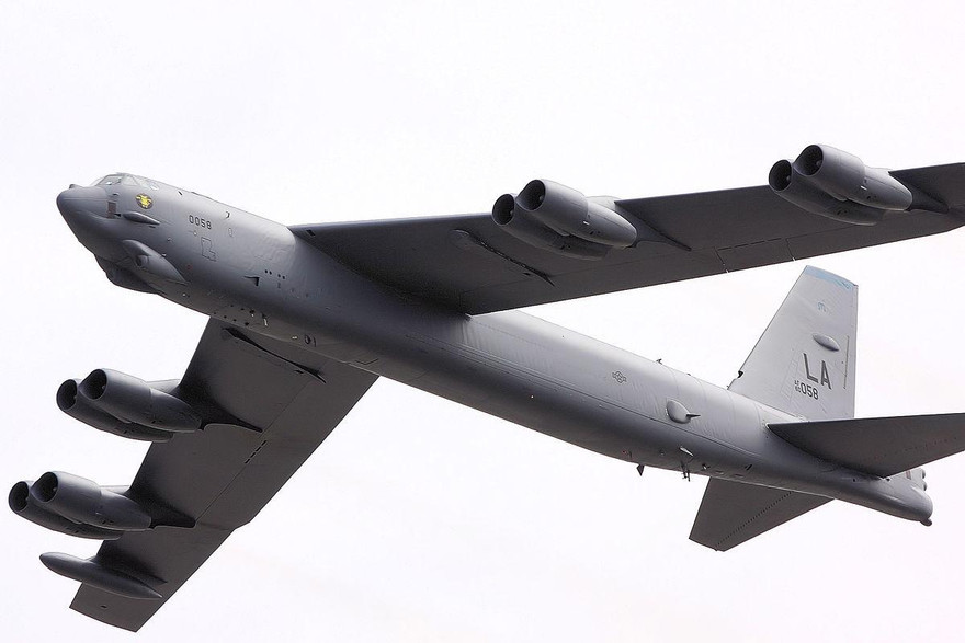 Máy bay B-52 bay biểu diễn trong một hội chợ hàng không ở Ả rập Xê út