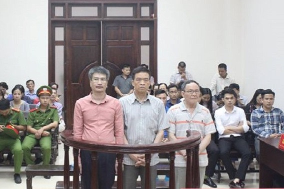 Các bị cáo nghe tòa tuyên án.