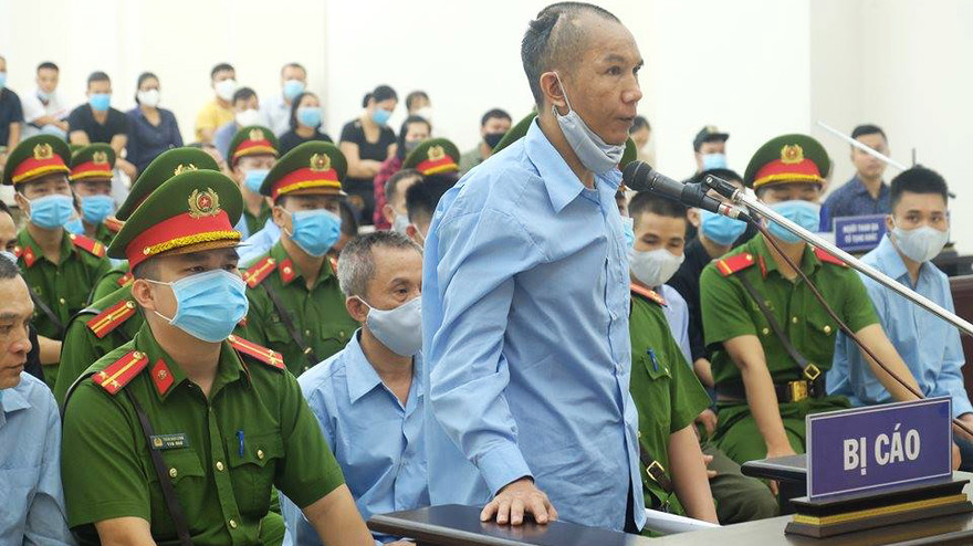 Được nói lời sau cùng, bị cáo Lê Đình Chức - con trai ông Lê Đình Kình nói: "Bị cáo mong gia đình 3 chiến sĩ tha thứ để lương tâm bị cáo được thanh thản phần nào..."