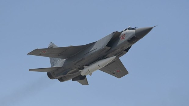 Tên lửa siêu thanh Kinzhal dưới bụng tiêm kích MiG-31K