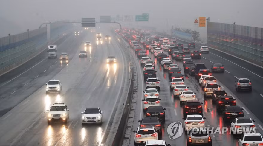 Người dân Hàn ùn ùn về quê mong kịp giao thừa