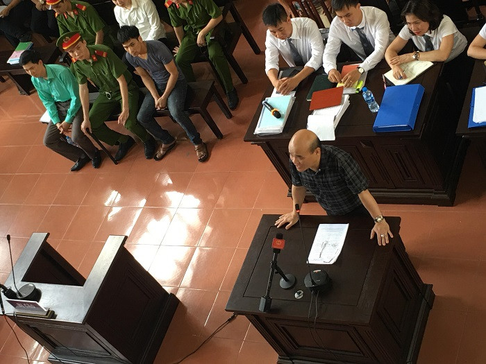 Đại diện Bộ Y tế trả lời HĐXX tại tòa.