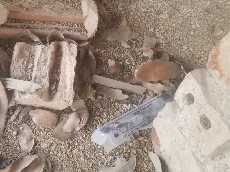 Căn nhà nơi được cho giam giữ nạn nhân có nhiều vỏ bơm kim tiêm đã qua sử dụng