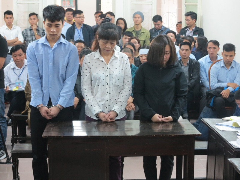 Từ trái qua, các bị cáo Tuấn, Thì và Linh.