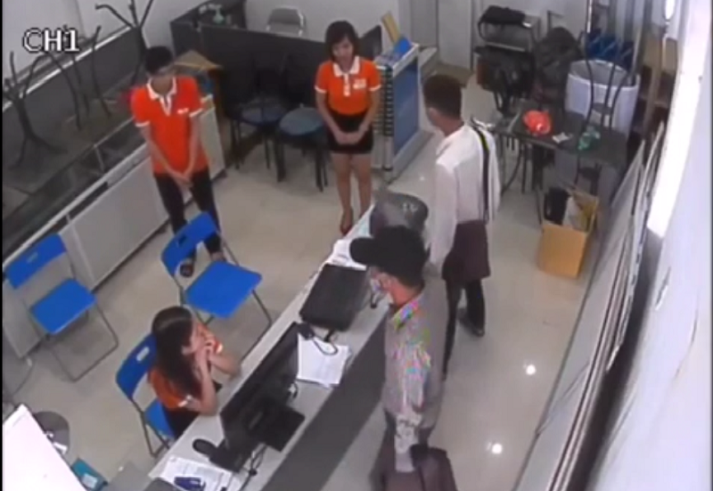 Hai thanh niên bịt khẩu trang, xông vào khống chế các nhân viên. Ảnh cắt từ clip.