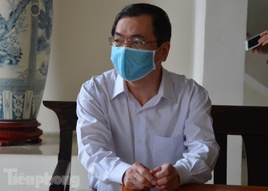 Ông Vũ Huy Hoàng ngồi nghỉ trước khi vào tòa trong sáng 22/4.