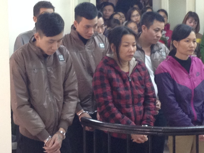 Các bị cáo nghe tòa tuyên án.