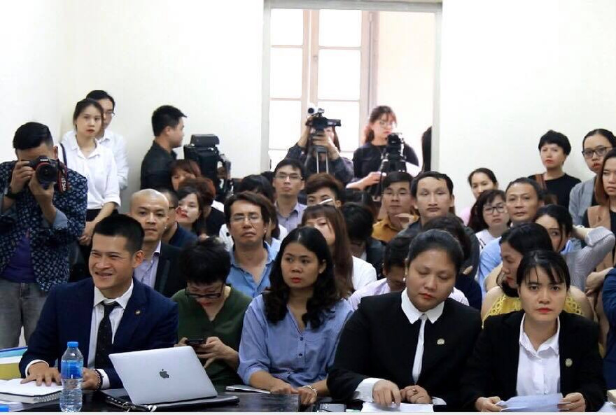 Các đương sự tại tòa.