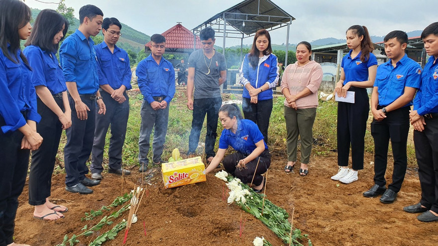 Đoàn công tác của Tỉnh đoàn Quảng Nam đến viếng anh Hồ Văn Độ. Ảnh: Tỉnh Đoàn Quảng Nam