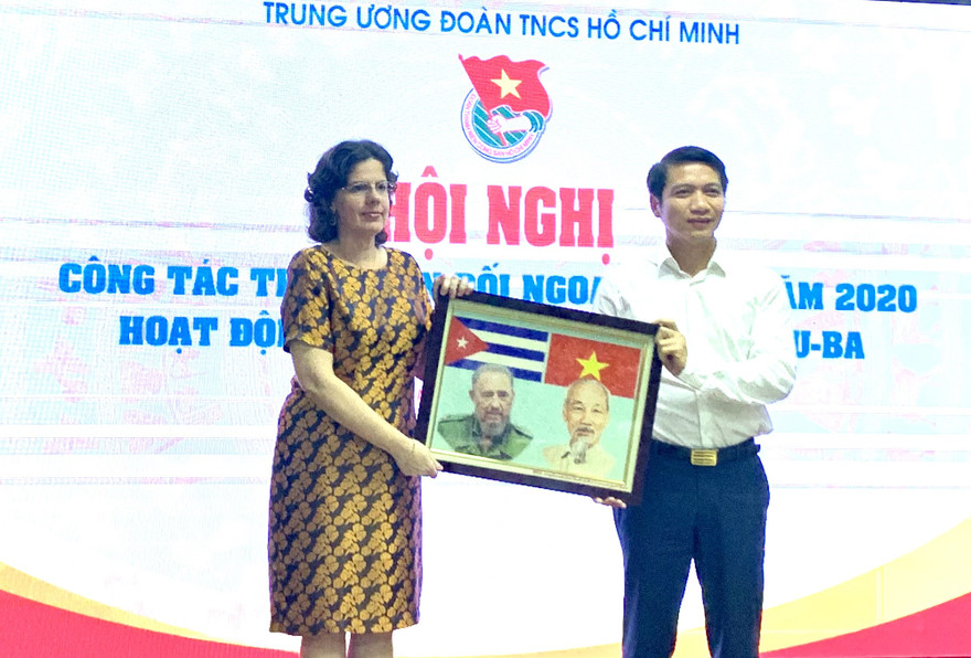 Anh Nguyễn Ngọc Lương tặng quà Đại sứ quán Cuba tại Việt Nam