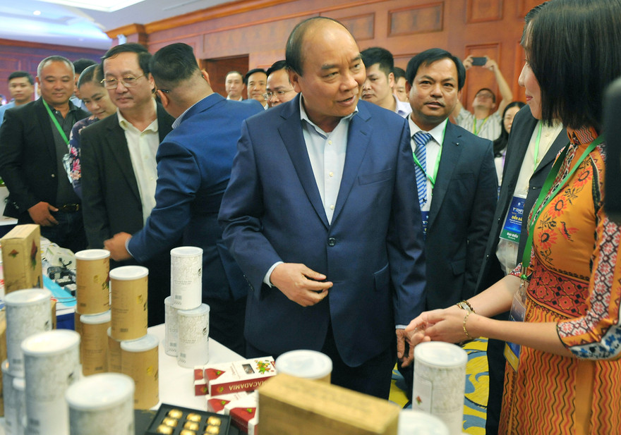 Thủ tướng Nguyễn Xuân Phúc dự và chủ trì chương trình đối thoại tại Diễn đàn Thanh niên khởi nghiệp đổi mới sáng tạo. Ảnh: Xuân Tùng