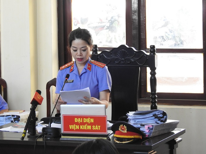 Kiểm sát viên đề nghị tòa xem xét trả hồ sơ vụ án.