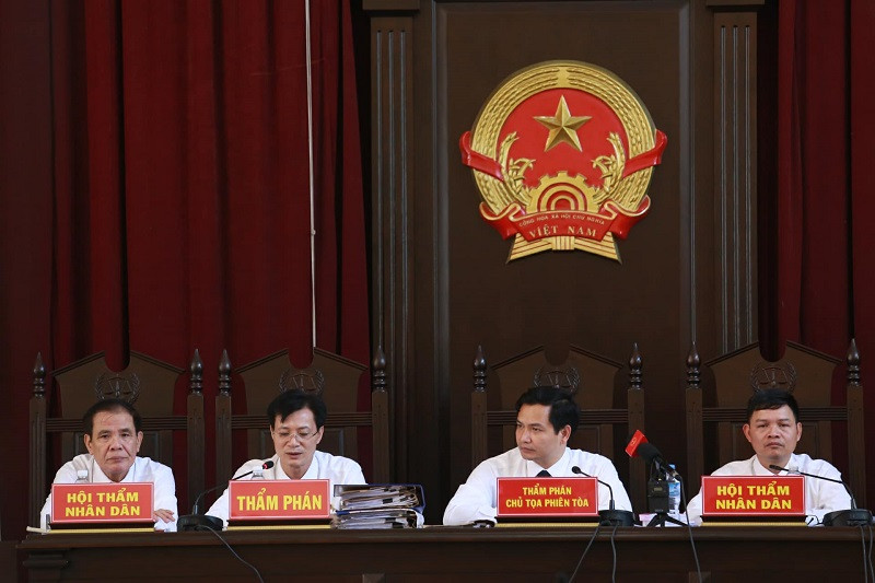 Hội đồng xét xử phiên tòa.