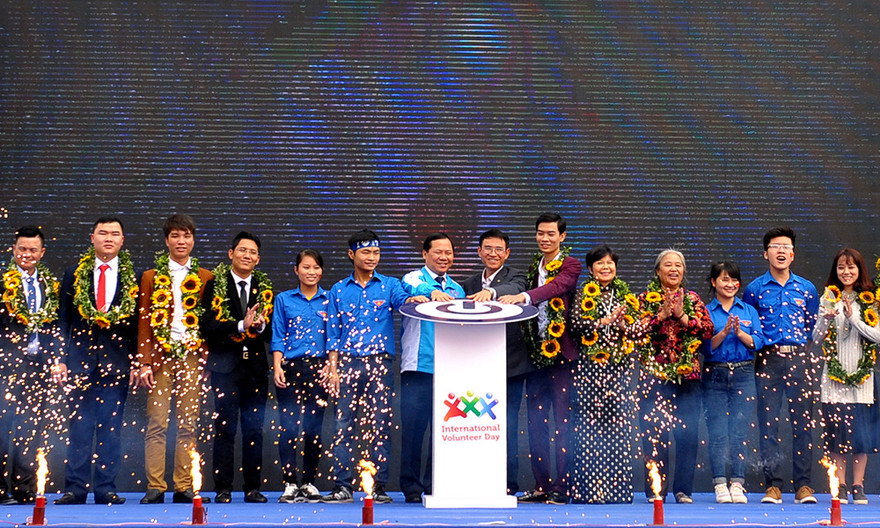 Anh Nguyễn Phi Long - Bí thư T.Ư Đoàn, T.Ư Hội LHTN Việt Nam cùng đại biểu, các tình nguyện viên, thanh niên làm nghi thức phát động